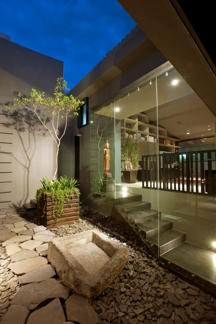 Vista nocturna de Patio central Paola Calzada Arquitectos Jardines de piedra Piedra