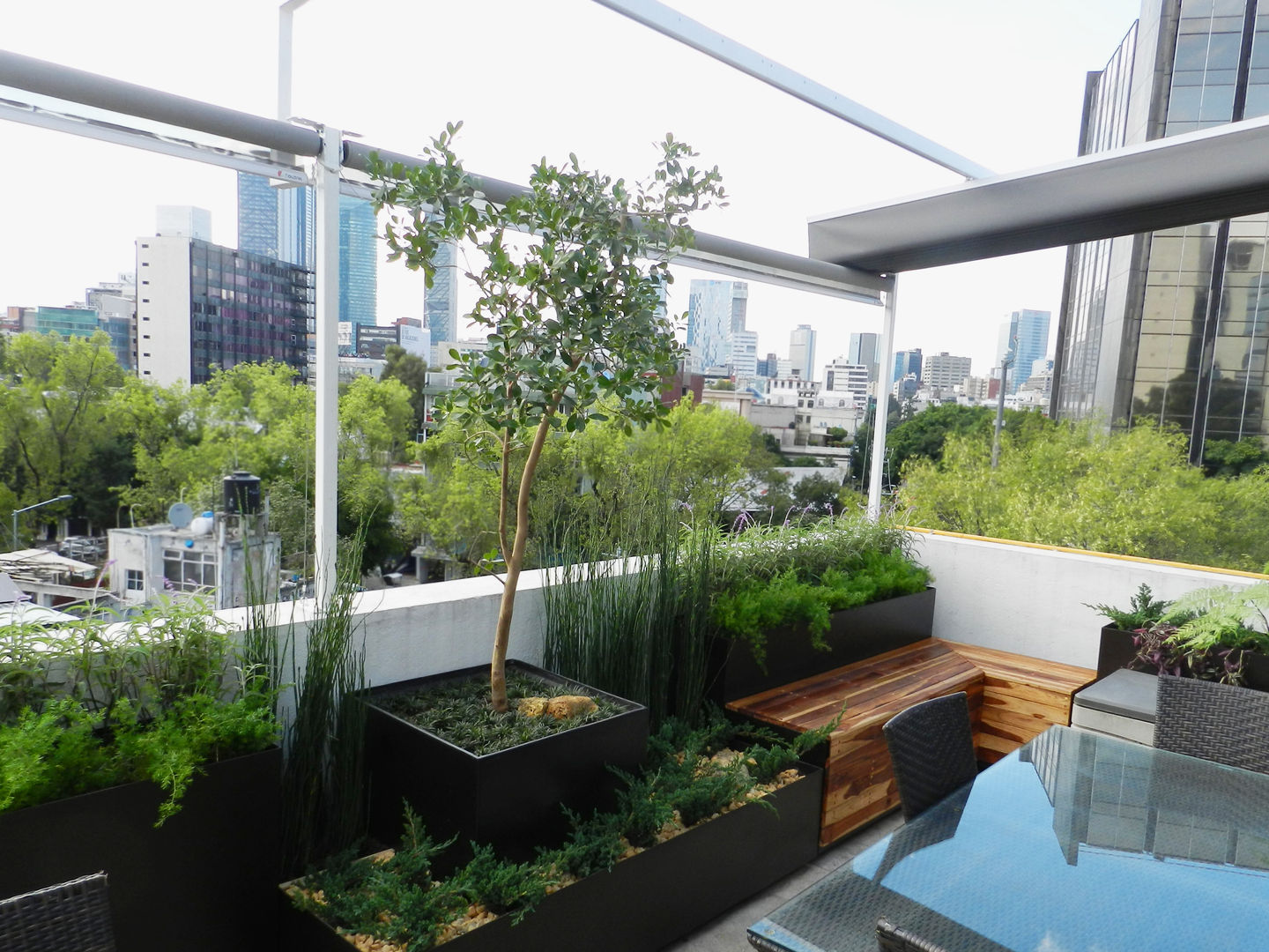 Terraza SC - La perfecta extensión de un apartamento moderno Paisaje Radical Balcones y terrazas modernos