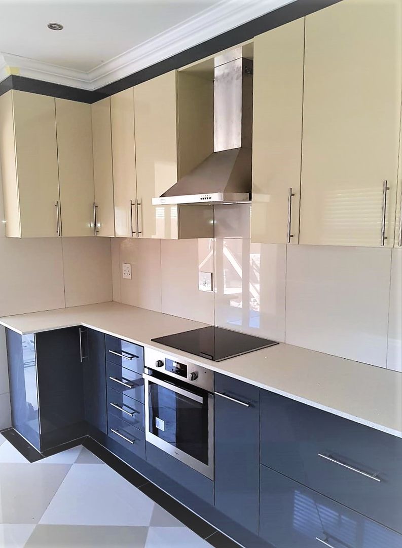 Modern Kitchen Revamp - High Gloss Two-tone , Zingana Kitchens and Cabinetry Zingana Kitchens and Cabinetry Built-in kitchens