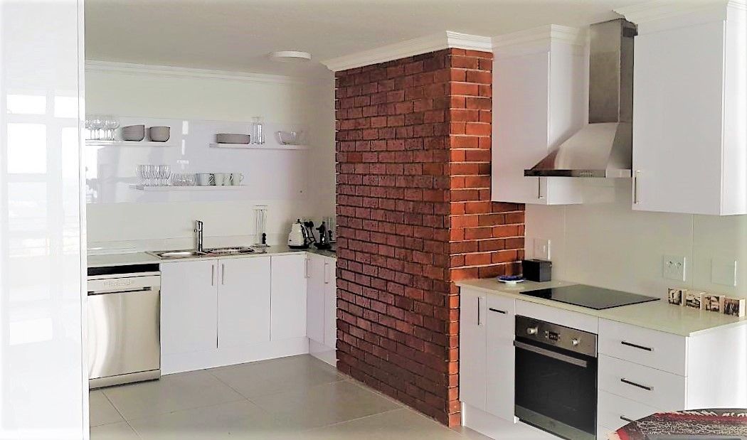 Facebrick Kitchen with Custom Solid White Oak Table, incl BIC's and Bathroom Vanity , Zingana Kitchens and Cabinetry Zingana Kitchens and Cabinetry Cocinas integrales