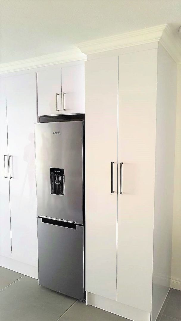 Facebrick Kitchen with Custom Solid White Oak Table, incl BIC's and Bathroom Vanity , Zingana Kitchens and Cabinetry Zingana Kitchens and Cabinetry Built-in kitchens