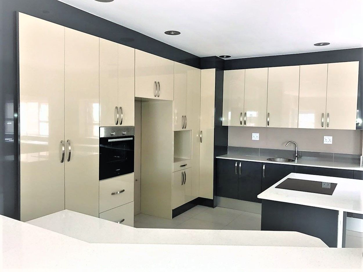 High Gloss Modern Two Tone Kitchen , Zingana Kitchens and Cabinetry Zingana Kitchens and Cabinetry مطبخ ذو قطع مدمجة