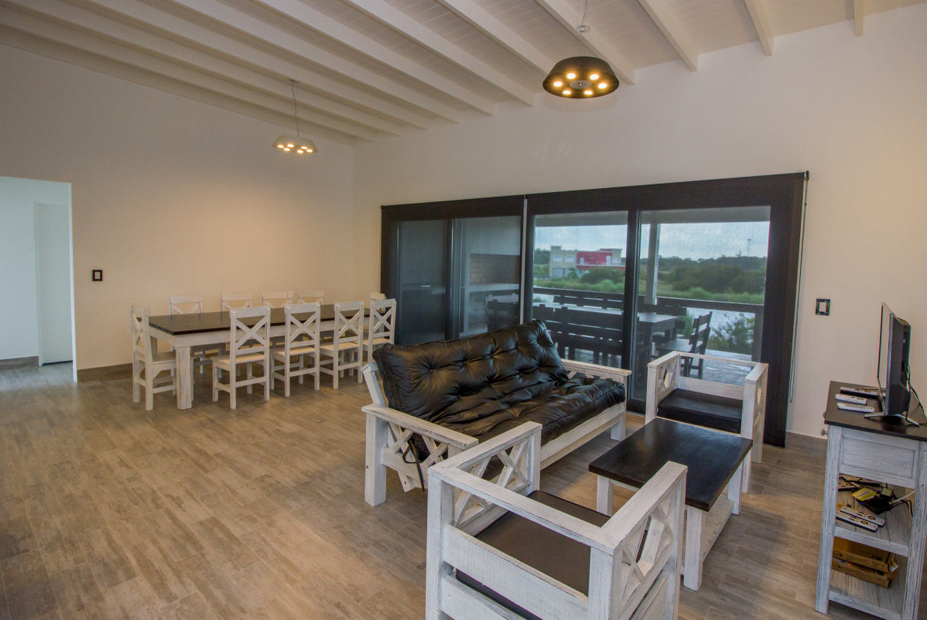 Living comedor con acceso a la terraza JOM HOUSES Salones de estilo minimalista