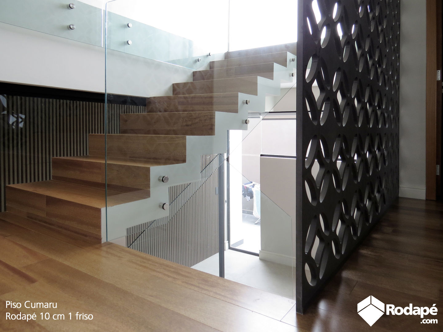 Escada e área íntima com nosso piso de madeira Quaruba, Rodapé.com Rodapé.com Stairs Wood Wood effect