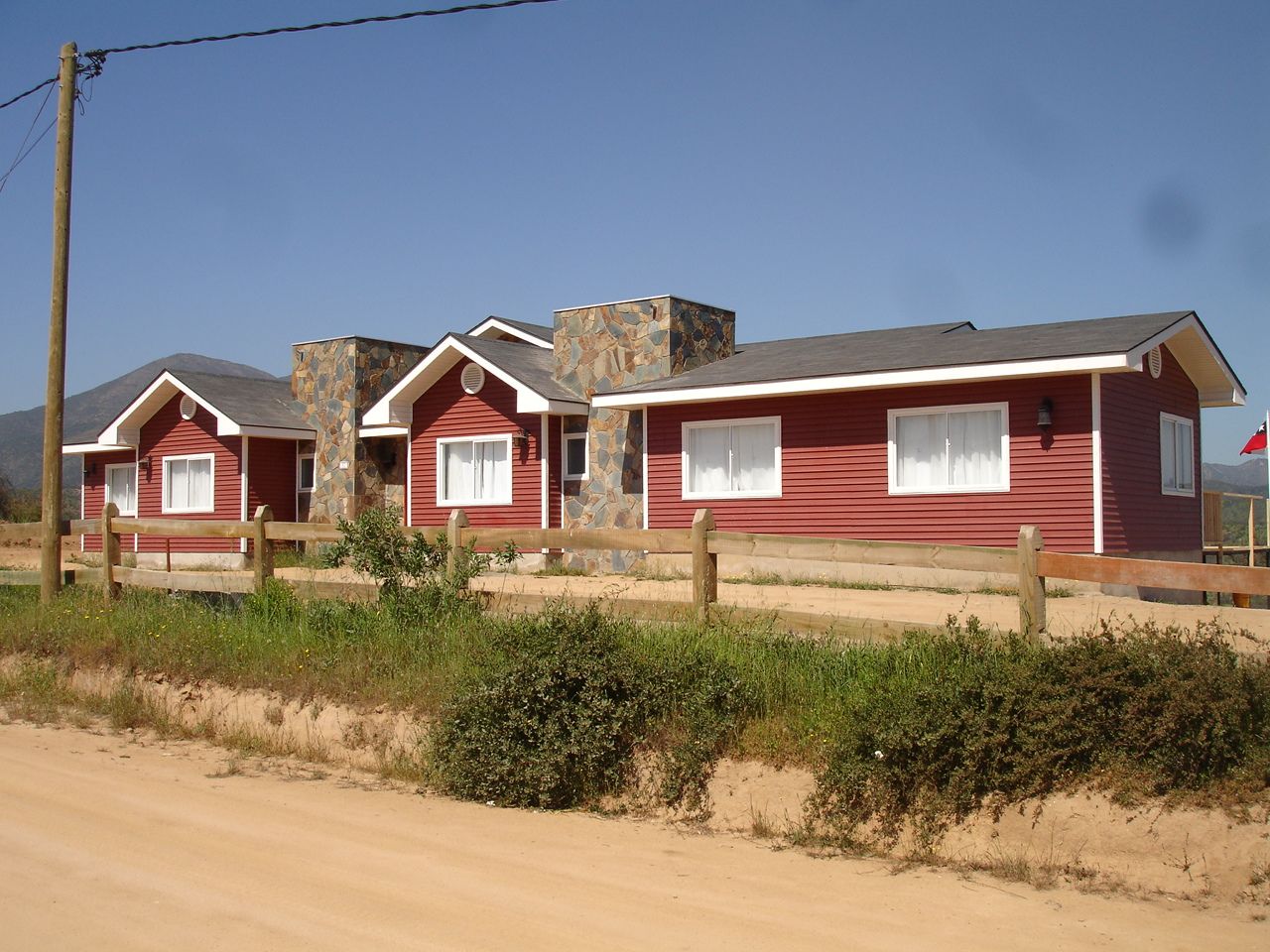 FACHADA NORTE ARKITEKTURA Casas de estilo clásico Metal