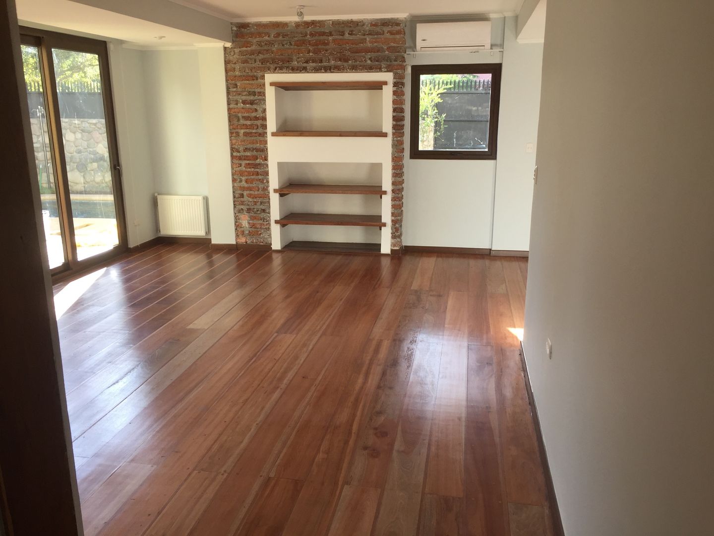 Living con piso de madera y muros restaurados Arqsol Livings de estilo moderno