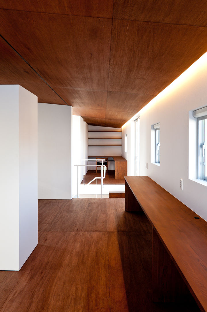 n house, Takeru Shoji Architects.Co.,Ltd Takeru Shoji Architects.Co.,Ltd オリジナルデザインの 子供部屋 窓,建物,テーブル,木,ホール,インテリア・デザイン,建築,家,フローリング,ラミネートフローリング