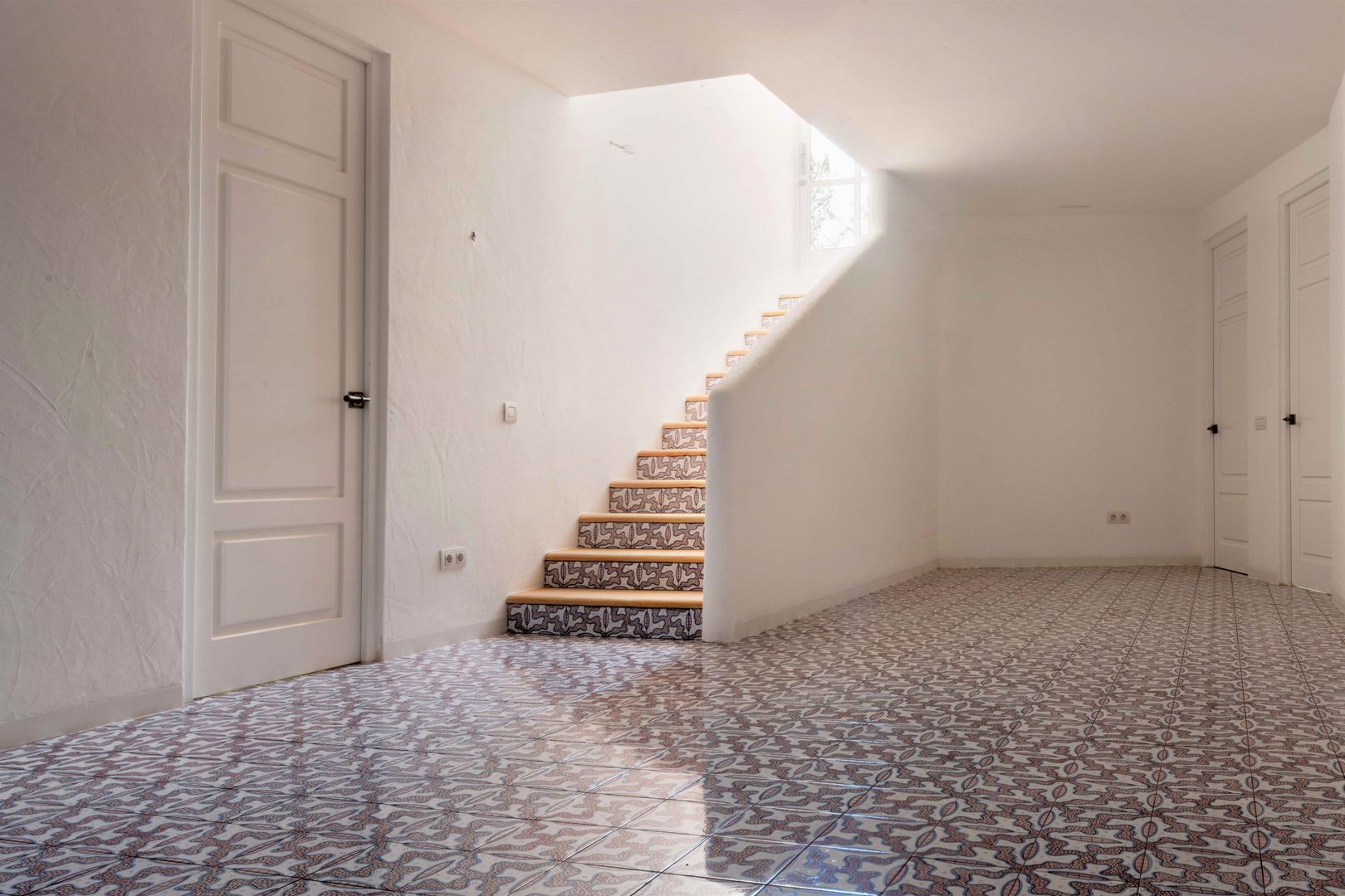 Azulejo pintado a mano para el pavimento de una preciosa casa en Ibiza., Artelux Artelux Stairs Tiles