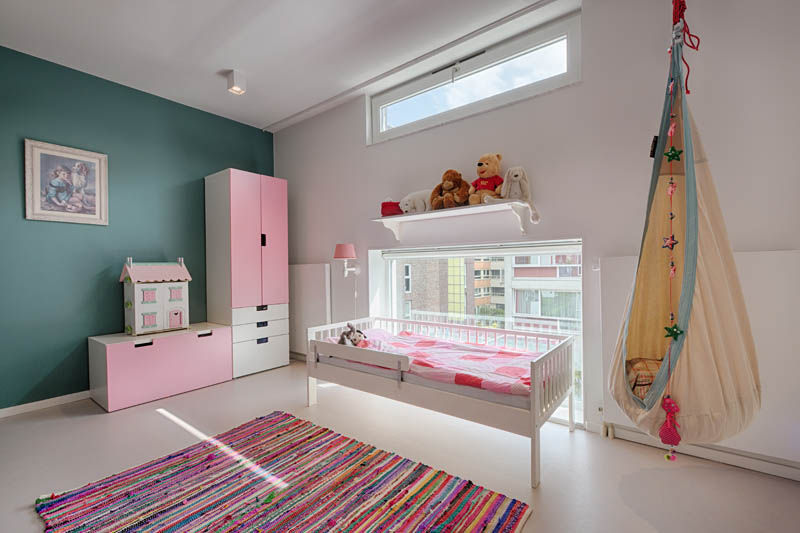 Modern grachtenpand met spannende doorkijkjes, StrandNL architectuur en interieur StrandNL architectuur en interieur Modern nursery/kids room