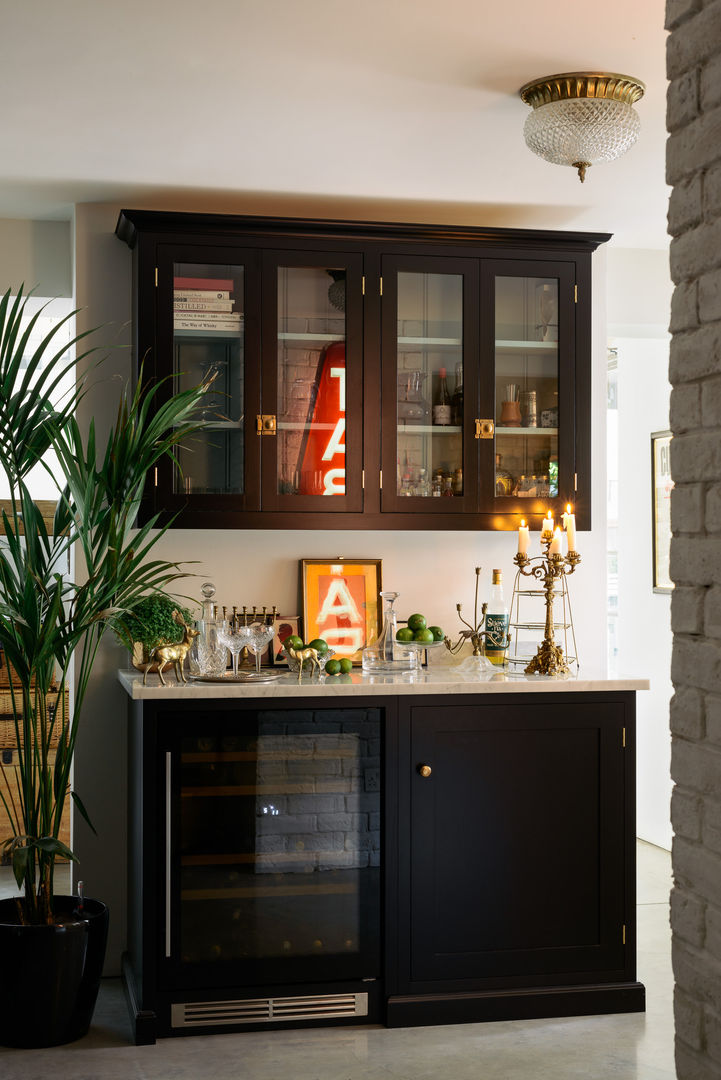 The Shaker Bar Room by deVOL deVOL Kitchens Wine cellar Solid Wood Multicolored
