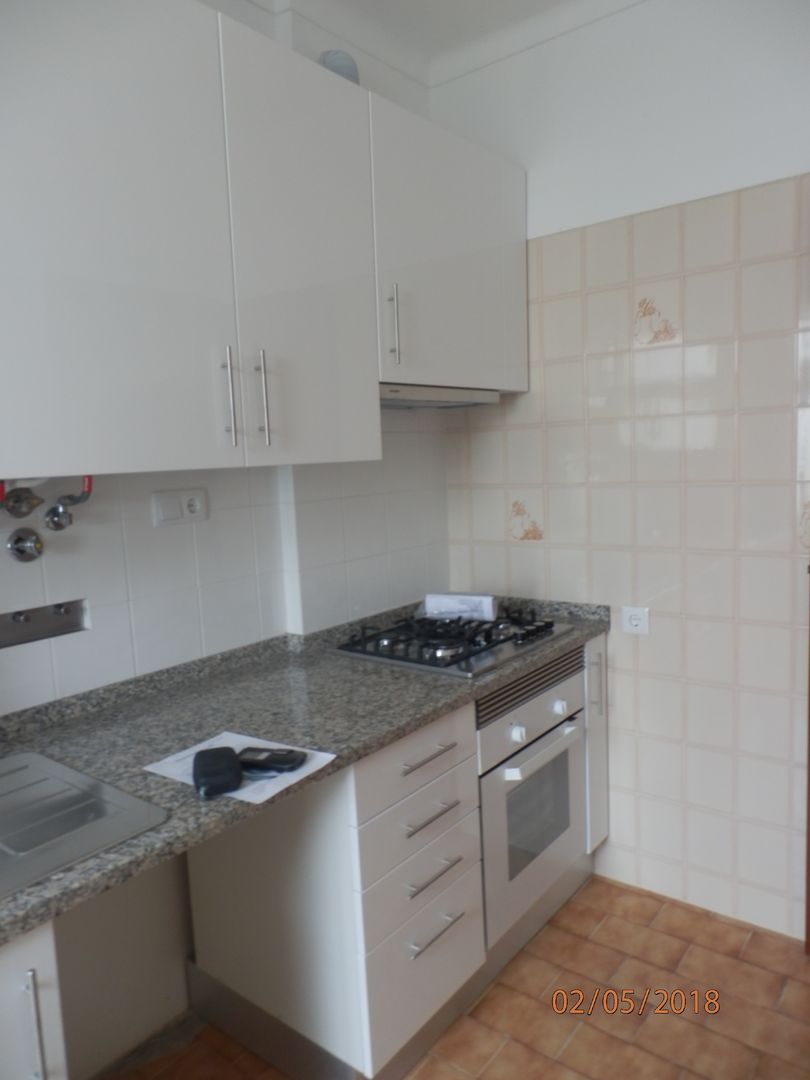 Execução de Apartamento, ENGIMULTI ENGIMULTI Cucinino Legno composito Trasparente