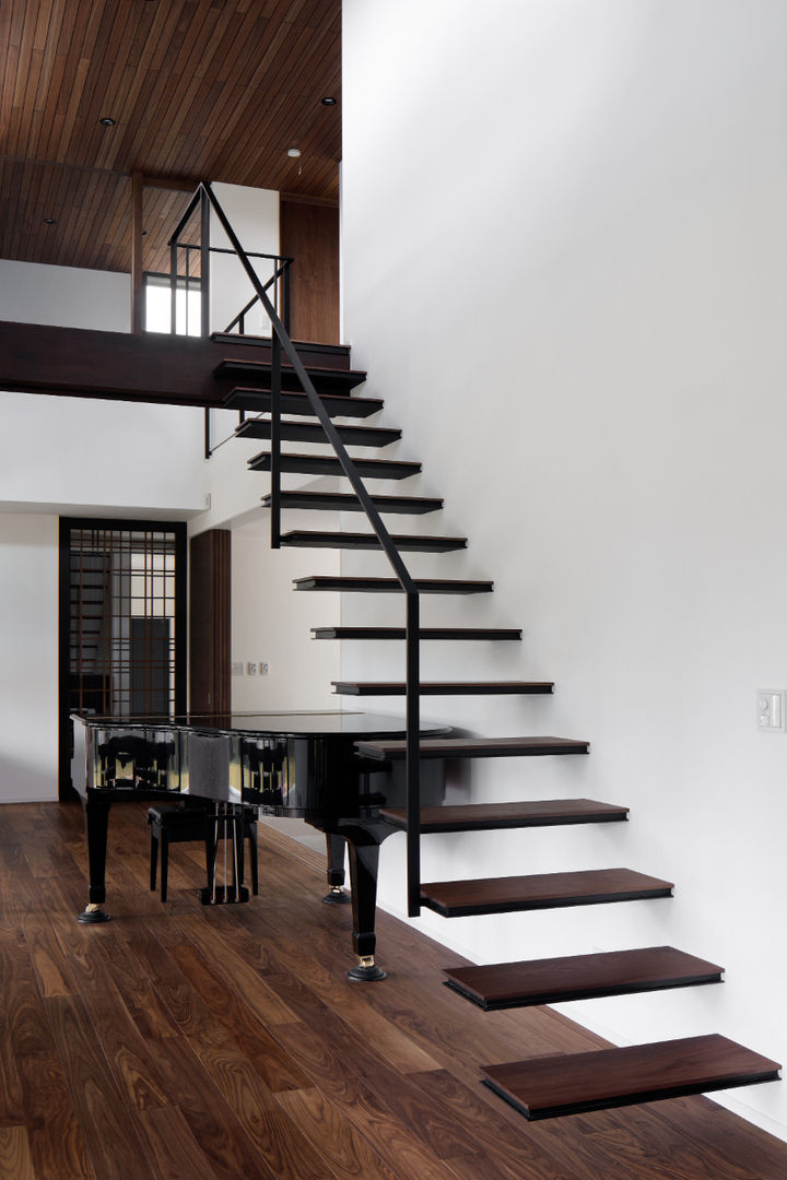 053 i-house in 軽井沢, atelier137 ARCHITECTURAL DESIGN OFFICE atelier137 ARCHITECTURAL DESIGN OFFICE Stairs Iron/Steel