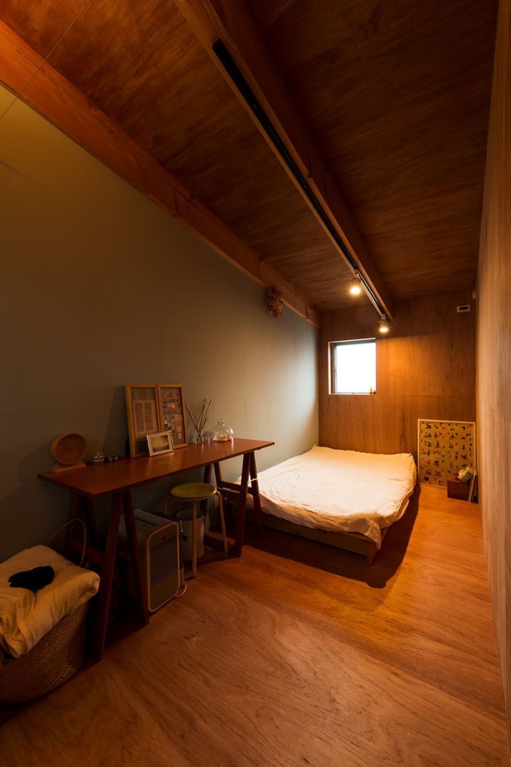 y house, Takeru Shoji Architects.Co.,Ltd Takeru Shoji Architects.Co.,Ltd Eclectic style bedroom