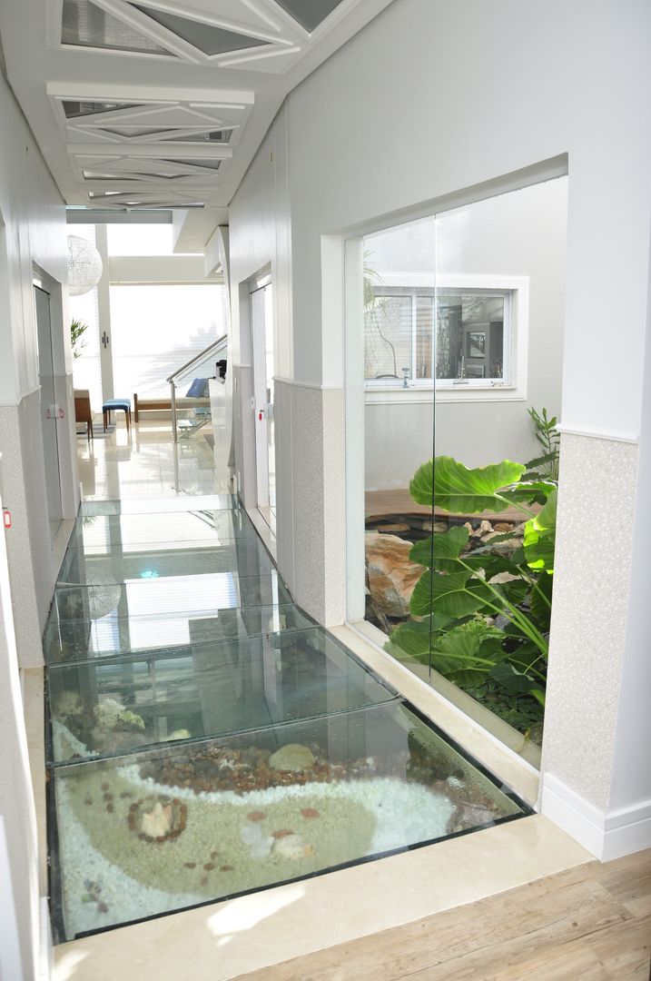 Fachadas Modernas, Andréa Generoso - Arquitetura e Construção Andréa Generoso - Arquitetura e Construção Modern Corridor, Hallway and Staircase Glass