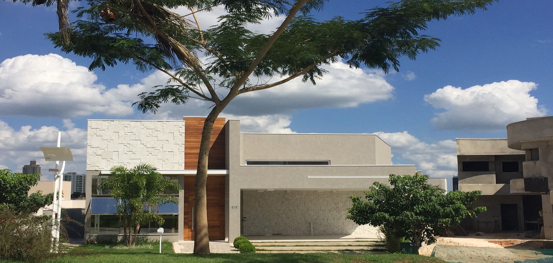 Fachada Contemporânea, Andréa Generoso - Arquitetura e Construção Andréa Generoso - Arquitetura e Construção Reihenhaus Beton