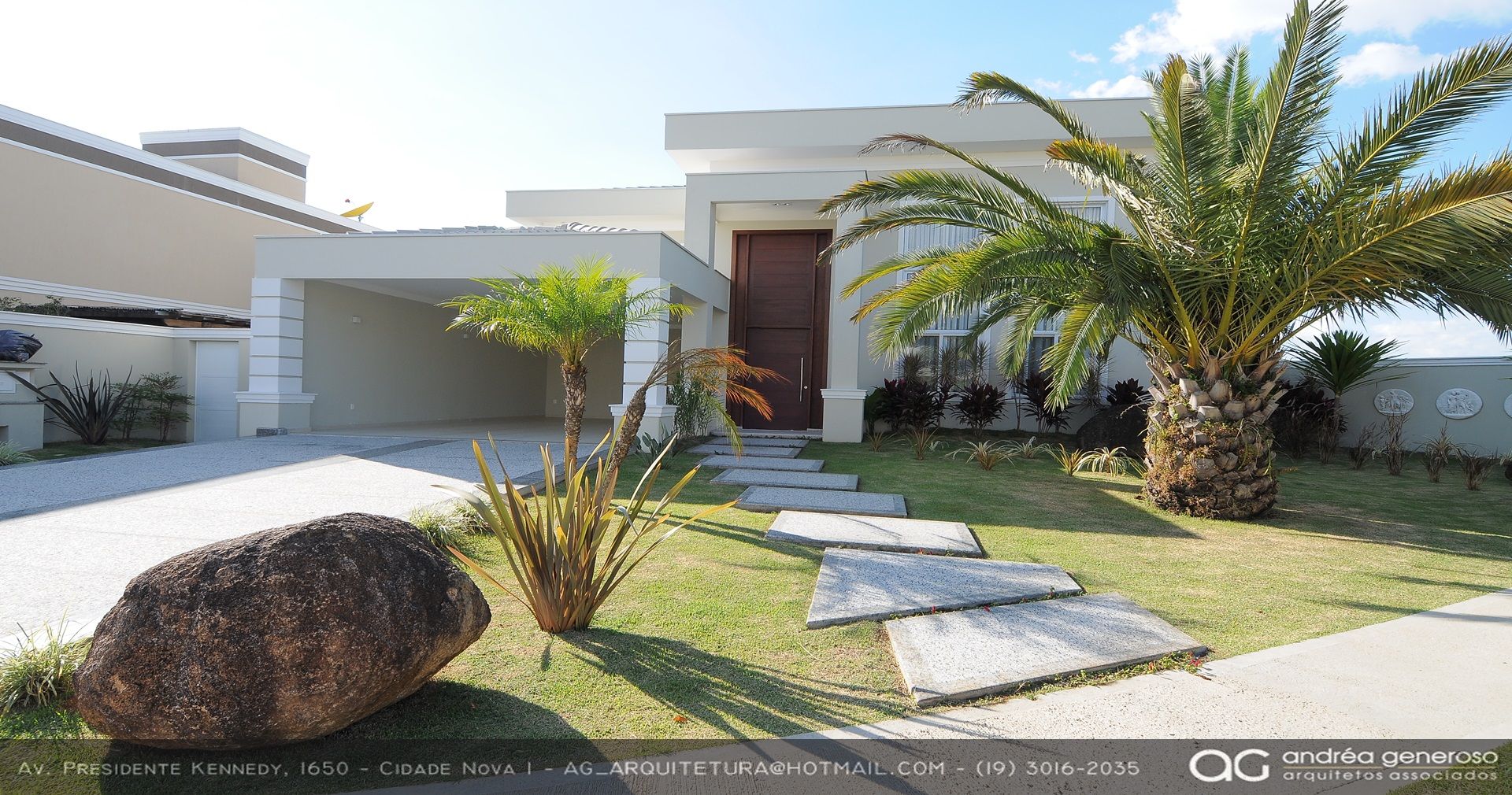 Fachadas Estilo Clássico, Andréa Generoso - Arquitetura e Construção Andréa Generoso - Arquitetura e Construção Classic style corridor, hallway and stairs Ceramic