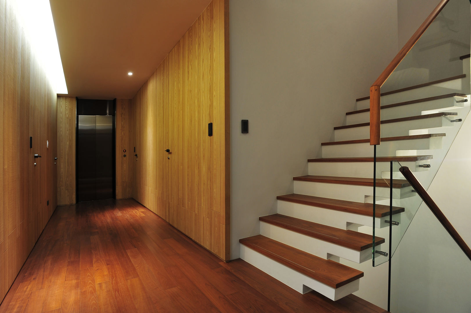 建築設計+室內設計 白居31 LC House, 黃耀德建築師事務所 Adermark Design Studio 黃耀德建築師事務所 Adermark Design Studio Minimalist corridor, hallway & stairs