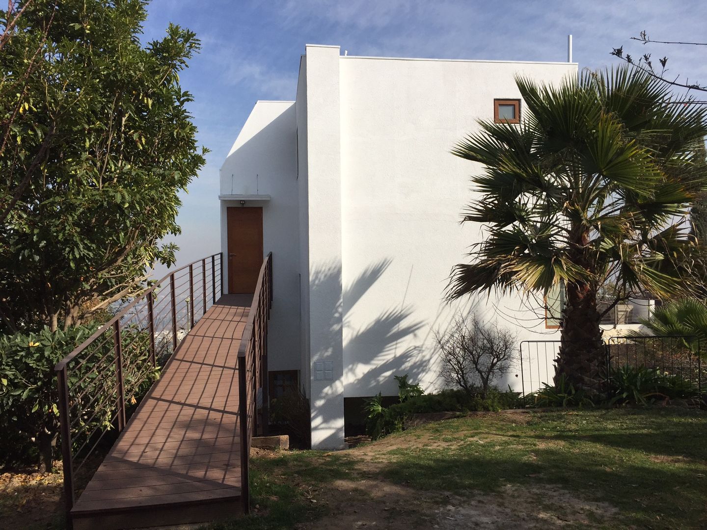 Rampa de acceso desde el jardín Arqsol Casas unifamiliares