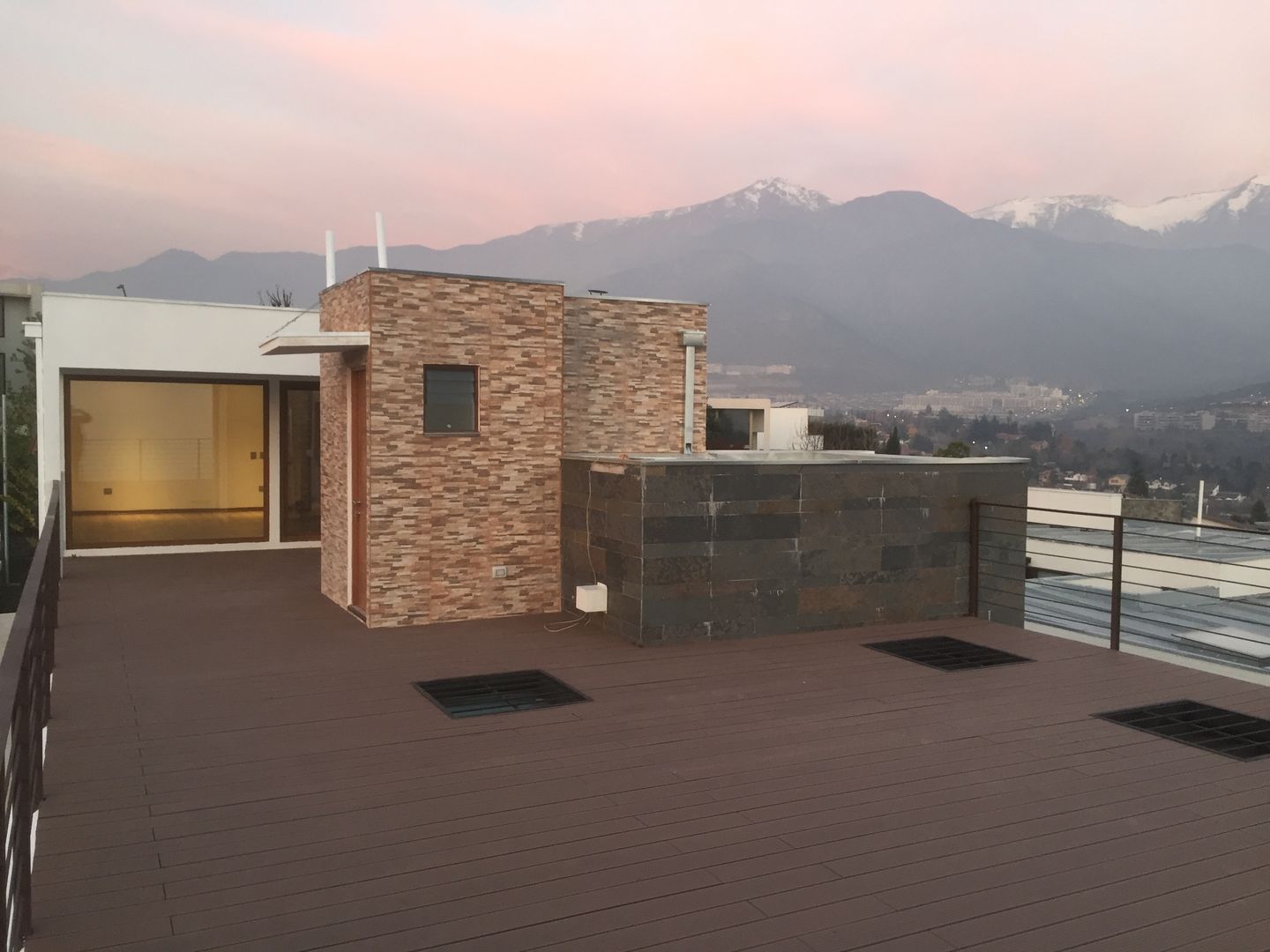 Terraza con quincho con vista a la cordillera Arqsol Balcones y terrazas de estilo moderno