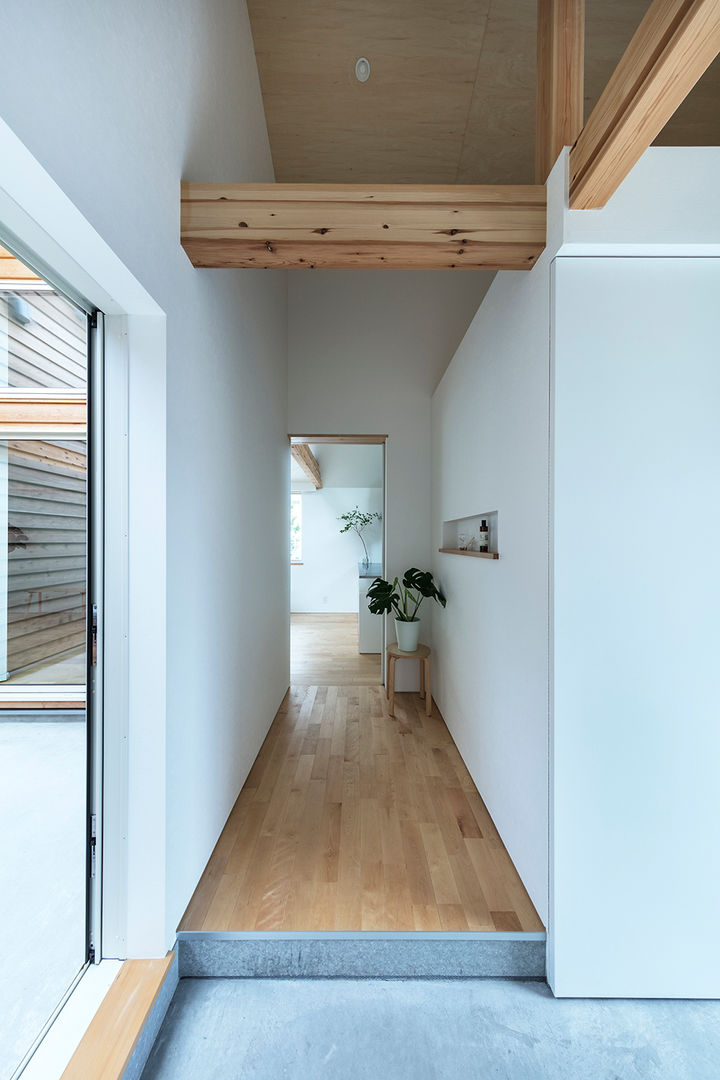 西の宮・HOUSE・D, 吉田裕一建築設計事務所 吉田裕一建築設計事務所 Minimalist corridor, hallway & stairs