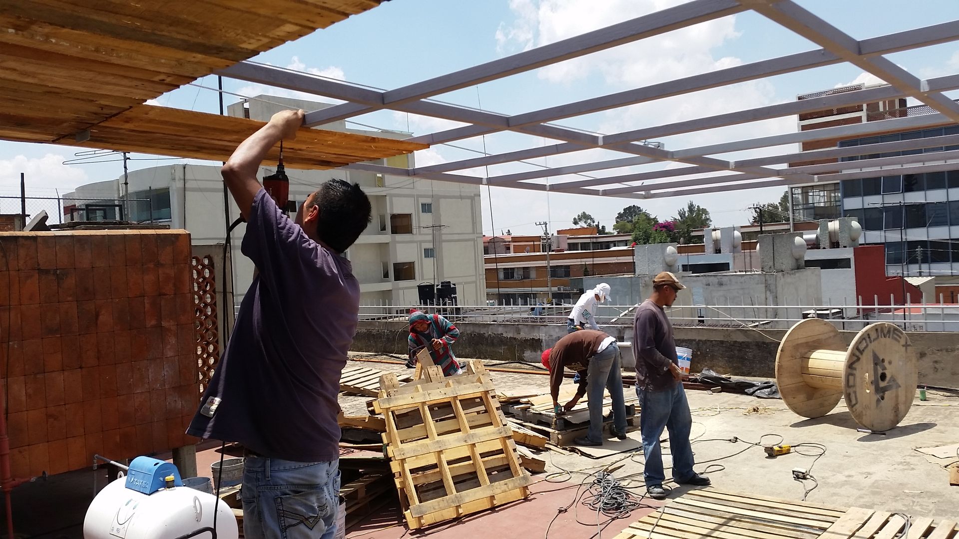 realizacion de terraza con materiales reciclados, arkiteck arkiteck Telhados