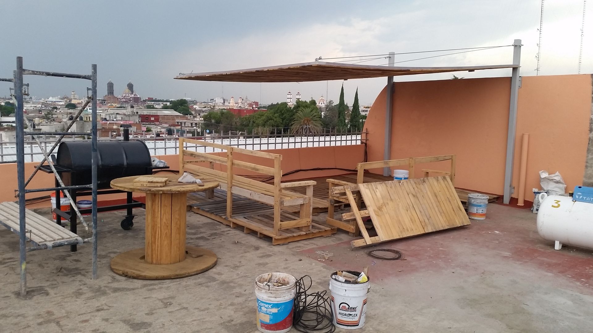 realizacion de terraza con materiales reciclados, arkiteck arkiteck Landelijke balkons, veranda's en terrassen