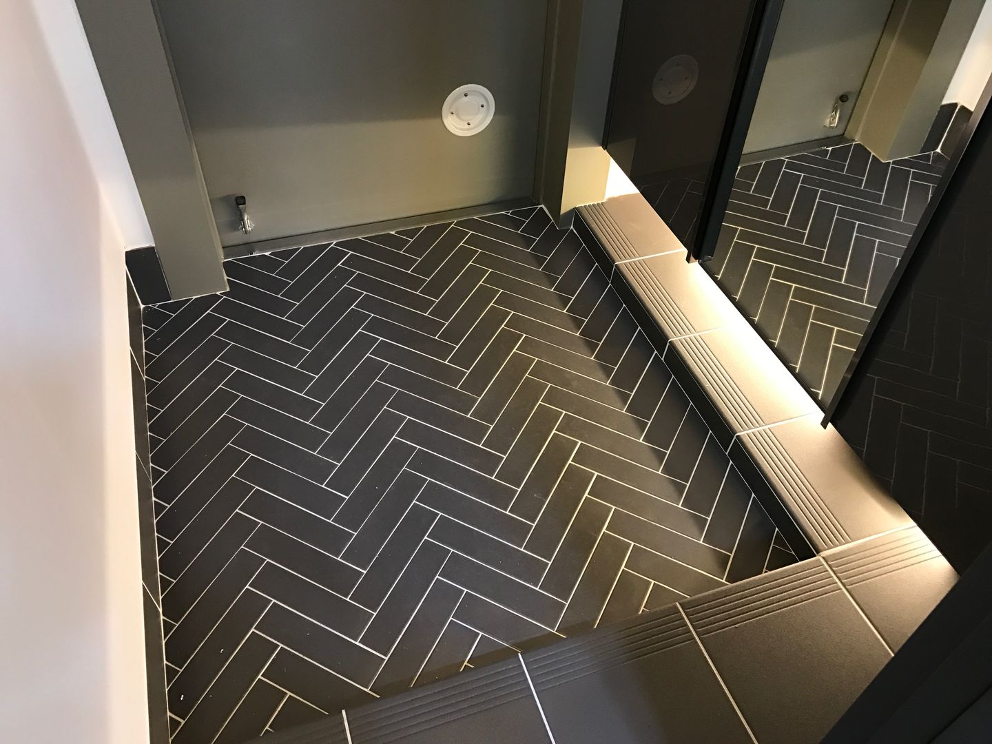 homify Pasillos, vestíbulos y escaleras modernos