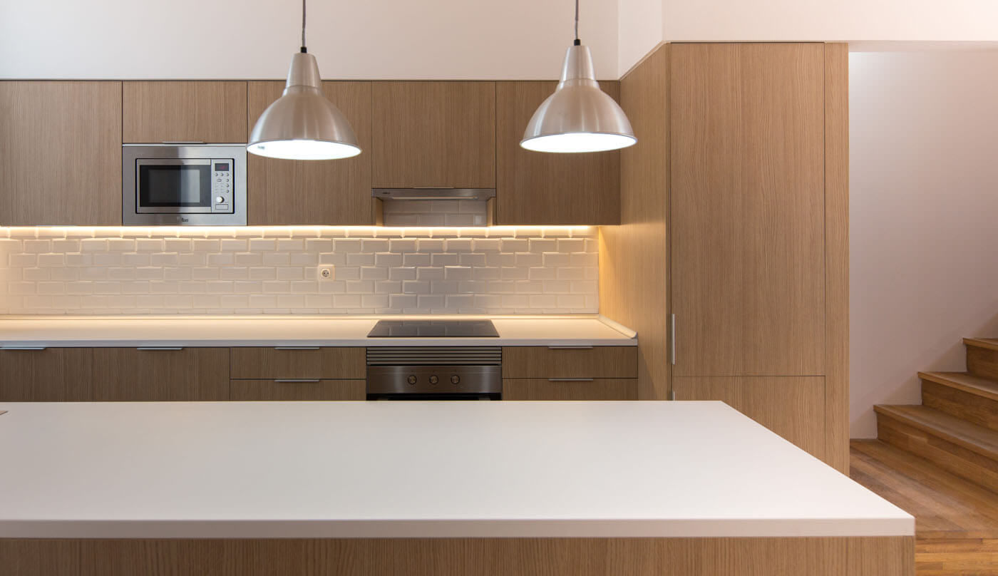 1405DV_Detalle cocina con isla Ofici: arquitectura Cocinas integrales Derivados de madera Transparente cocina,madera,lámparas,isla,iluminación LED
