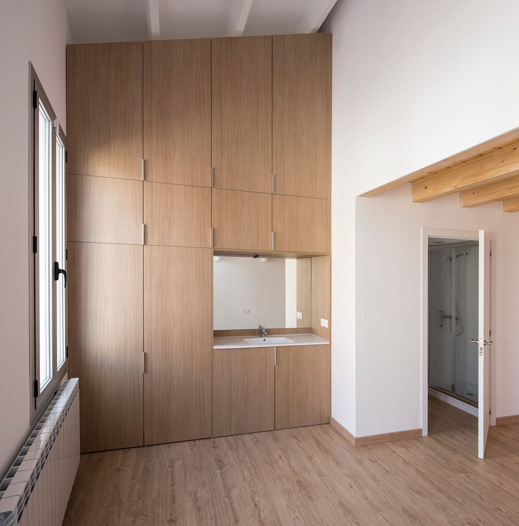 1405DV_Detalle dormitorio con mobiliario y baño integrado Ofici: arquitectura Dormitorios de estilo moderno Madera Acabado en madera