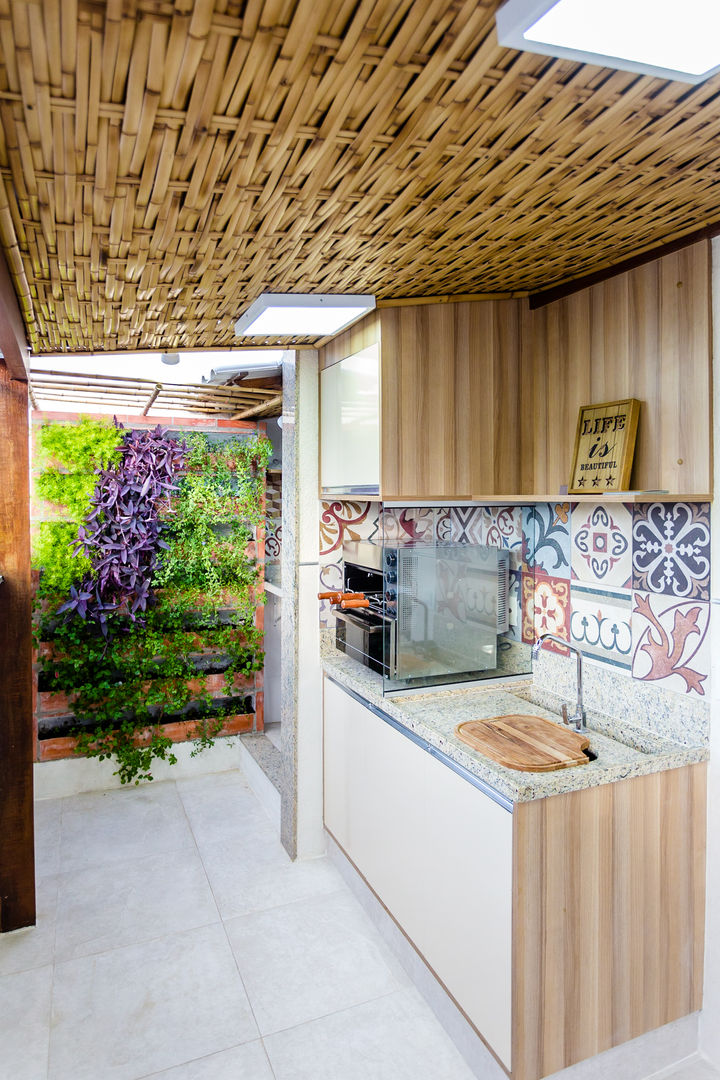 Espaço Gourmet integrado com deck em Cobertura, Canivelo Santos Arquitetura Canivelo Santos Arquitetura Balcones y terrazas de estilo moderno Tablero DM