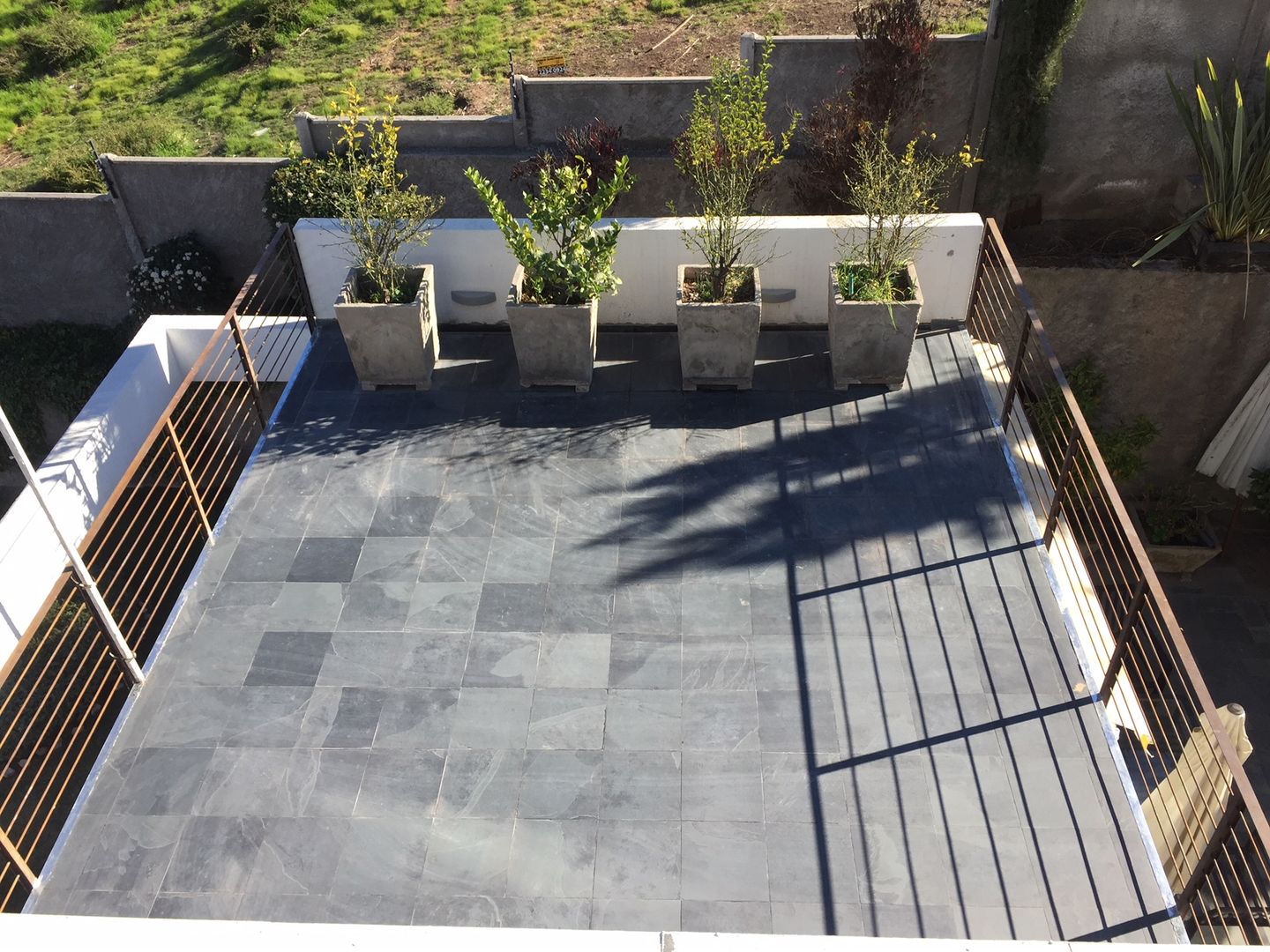 Terraza con jardinera Arqsol Balcones y terrazas modernos