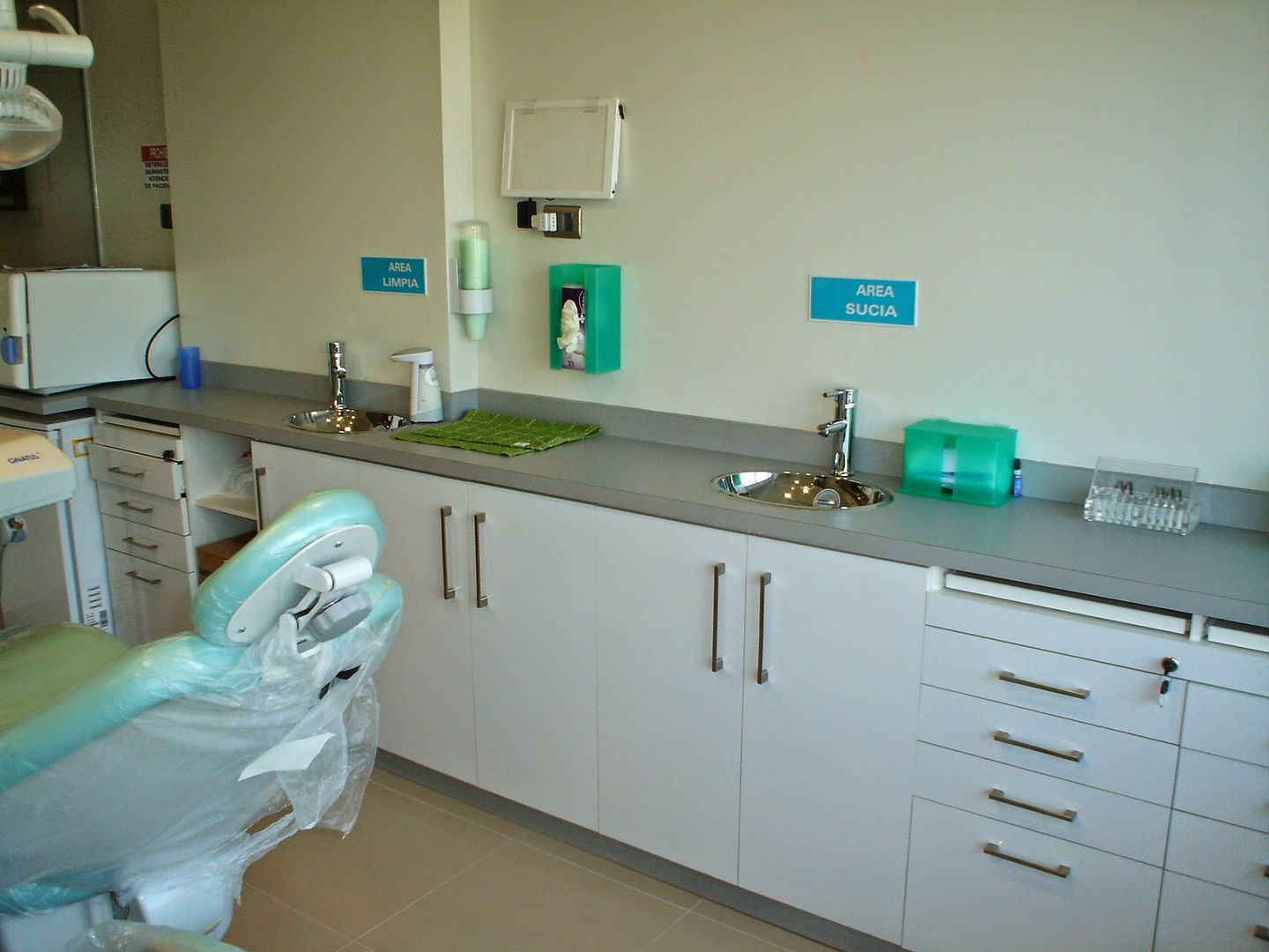 Box dental con mobiliario Arqsol Espacios comerciales Oficinas y locales comerciales