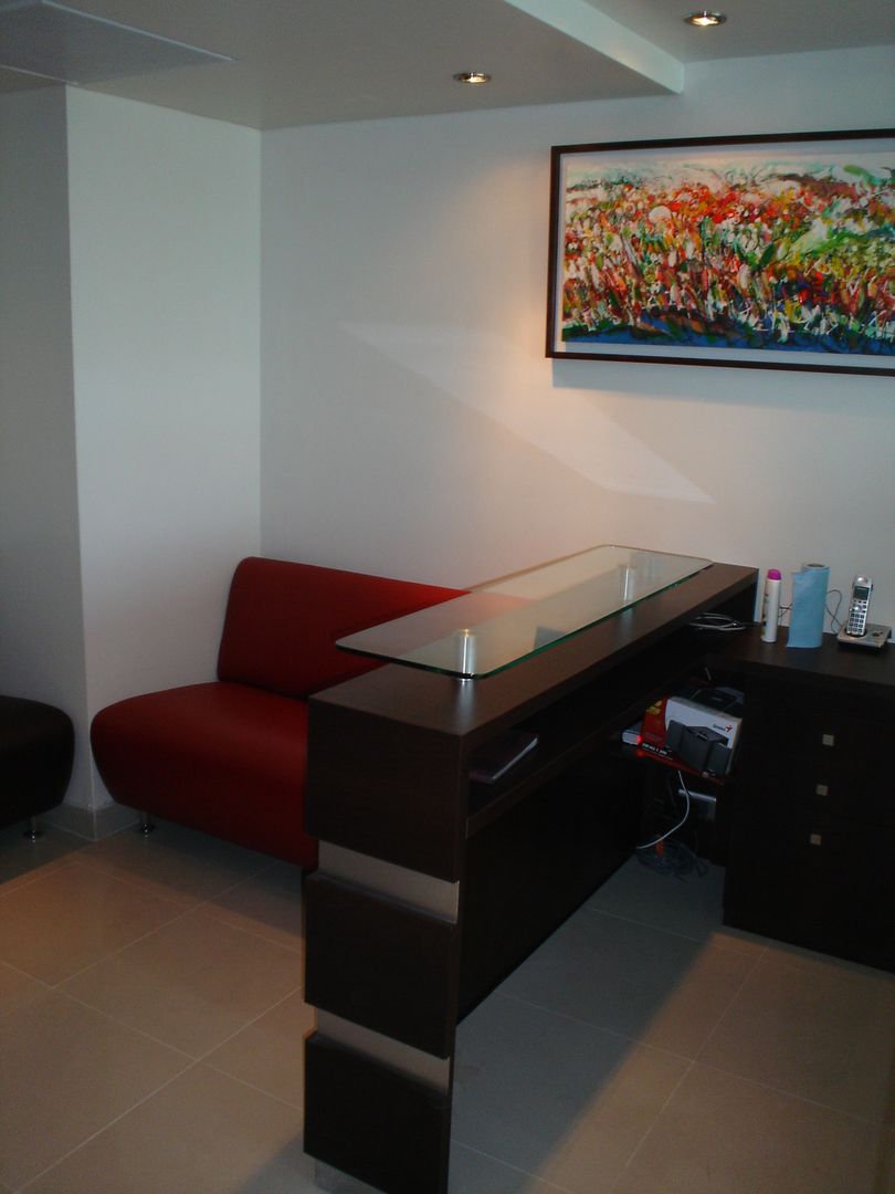 Mueble de recepción y sala de espera Arqsol Salas de estilo moderno Mesas de centro y auxiliares