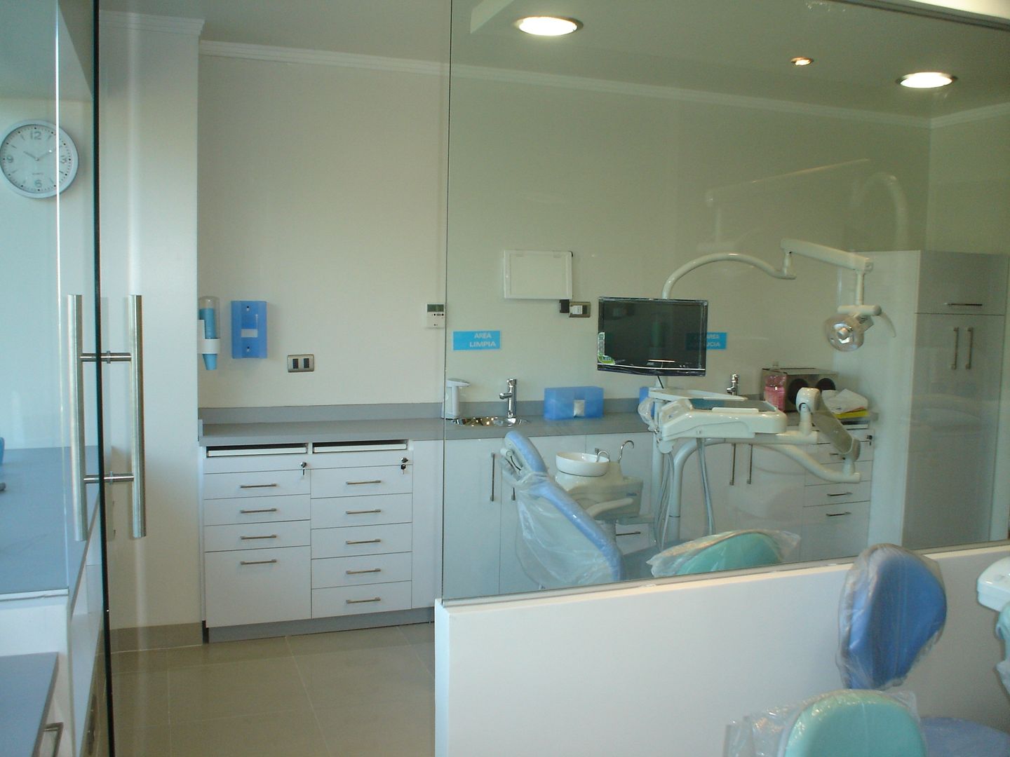 Clínica dental Odintoinnova en la Dehesa por ARQSOL, Arqsol Arqsol مساحات تجارية مكاتب ومحلات