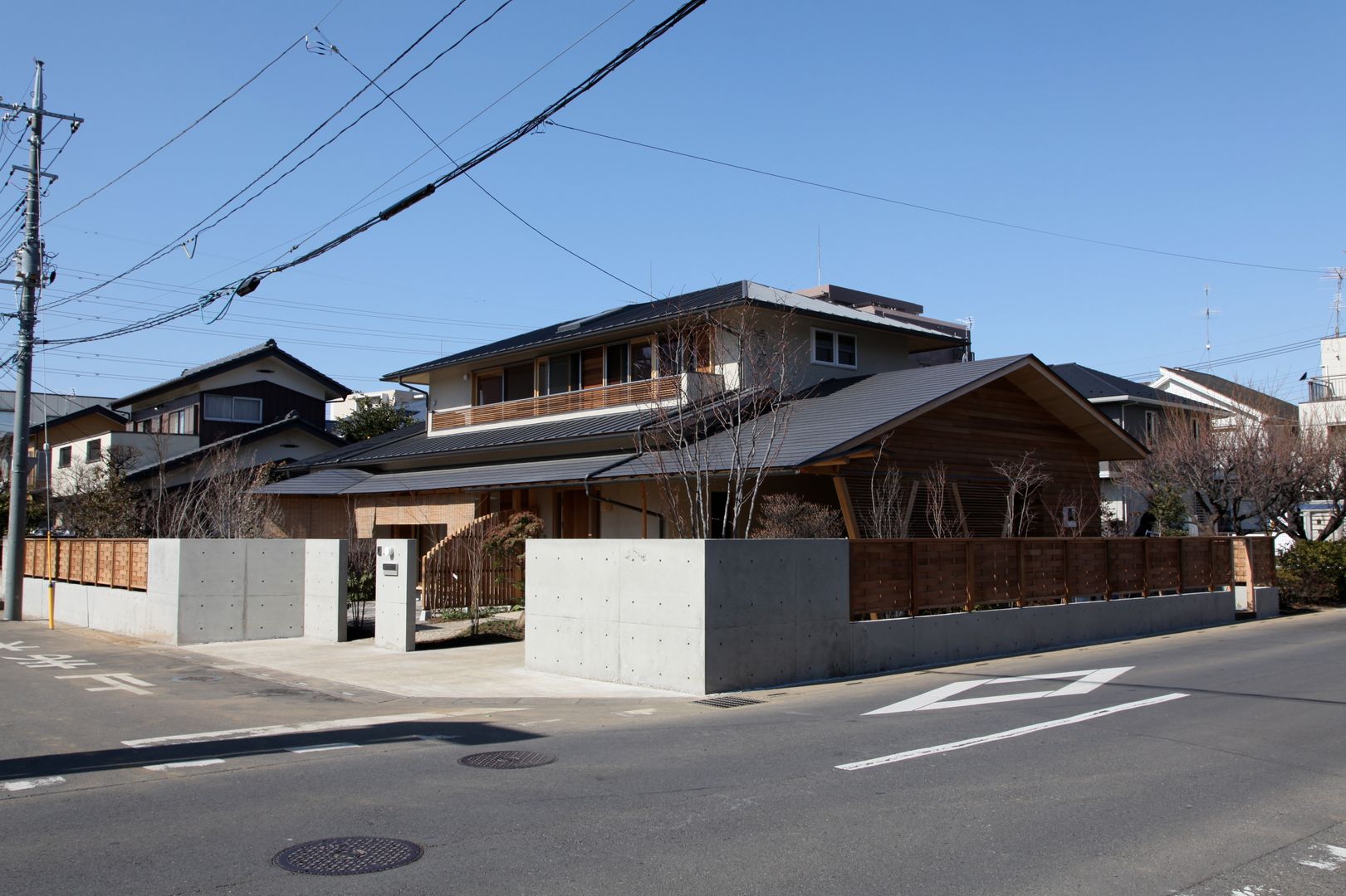 和をしつらえた住まい, 株式会社高野設計工房 株式会社高野設計工房 Chalés e casas de madeira