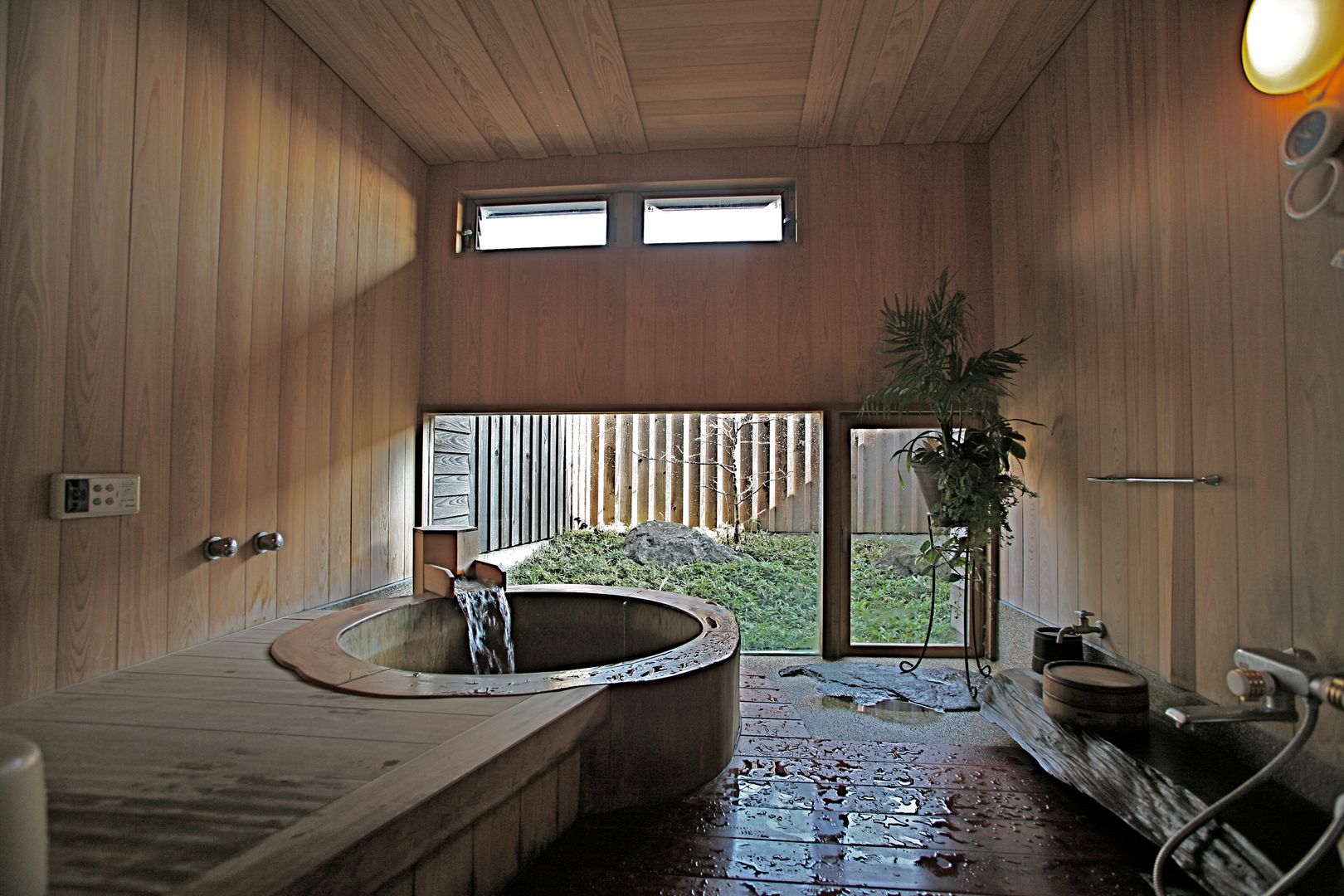浴室 株式会社高野設計工房 和風の お風呂 古代檜,バスコート,丸い浴槽,木の浴槽