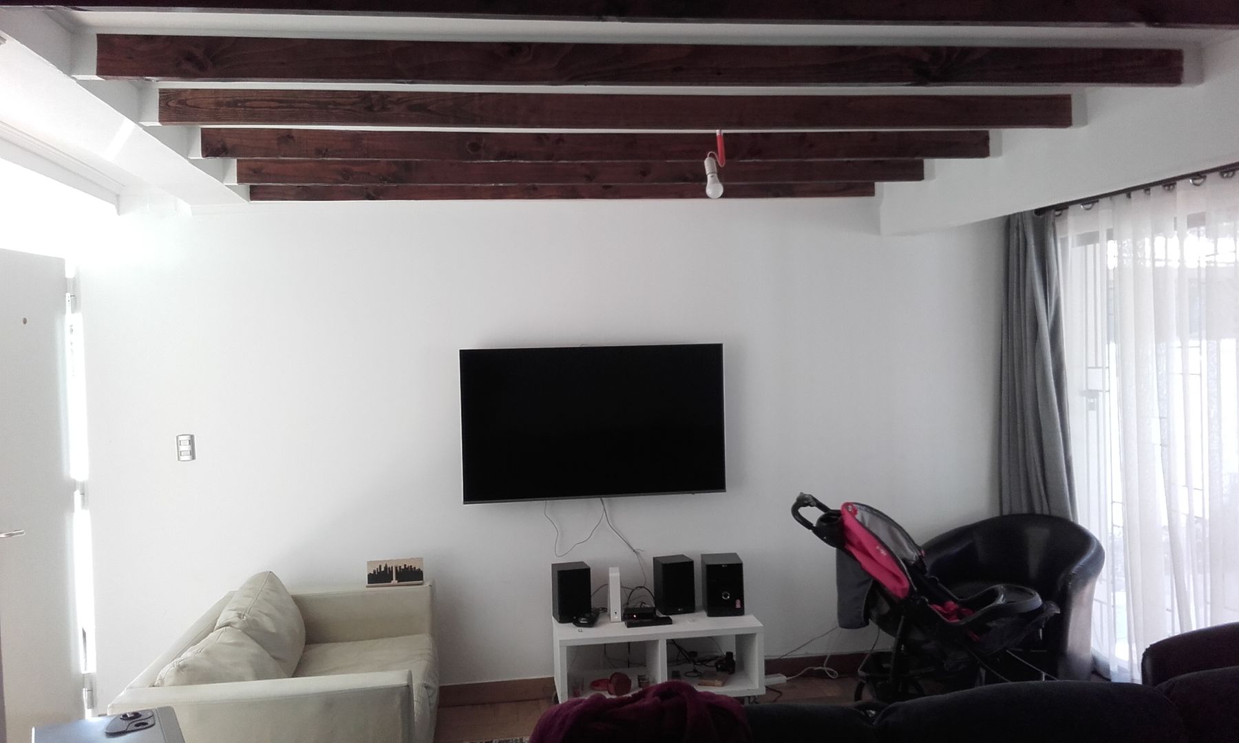 Remodelación completa de casa en Ñuñoa, por DAMRA, DIEGO ALARCÓN & MANUEL RUBIO ARQUITECTOS LIMITADA DIEGO ALARCÓN & MANUEL RUBIO ARQUITECTOS LIMITADA Modern living room