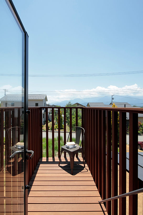 TabHouse, 稲山貴則 建築設計事務所 稲山貴則 建築設計事務所 Industrial style balcony, veranda & terrace Wood Wood effect