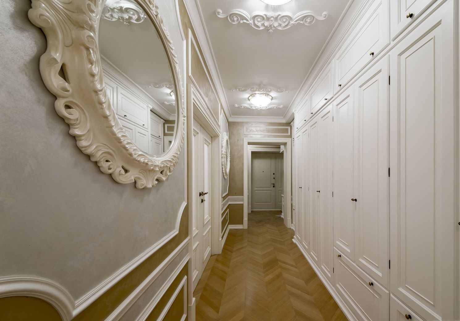 Appartamento a Mosca, Turati Boiseries Turati Boiseries Classic style corridor, hallway and stairs Wood Wood effect