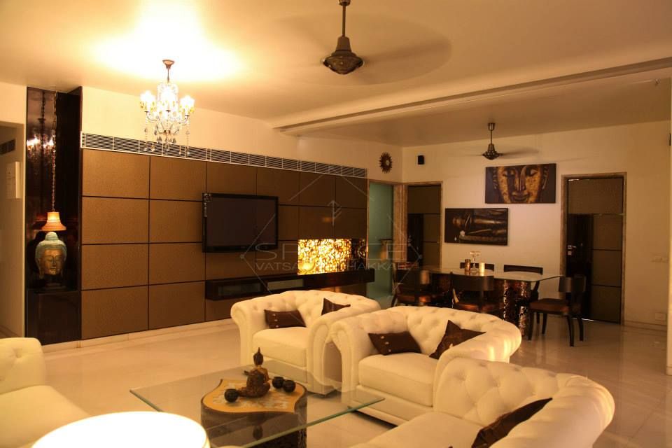 ohm mani padme hum.-mr & mrs. khanna's charming home., SPACCE INTERIORS SPACCE INTERIORS 现代客厅設計點子、靈感 & 圖片