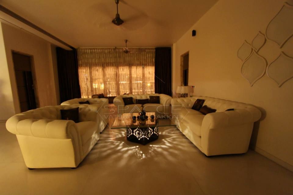 ohm mani padme hum.-mr & mrs. khanna's charming home., SPACCE INTERIORS SPACCE INTERIORS モダンデザインの リビング