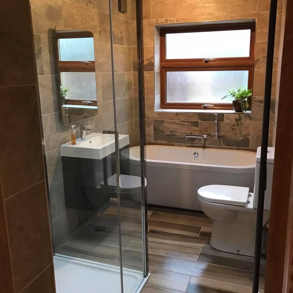 full view of bathroom Square Design 現代浴室設計點子、靈感&圖片 磁磚