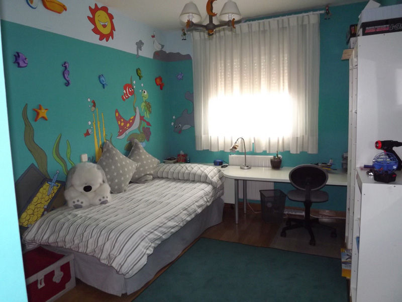 dormitorio infantil de niño con paredes azules Almudena Madrid Interiorismo, diseño y decoración de interiores Habitaciones para niños Azul