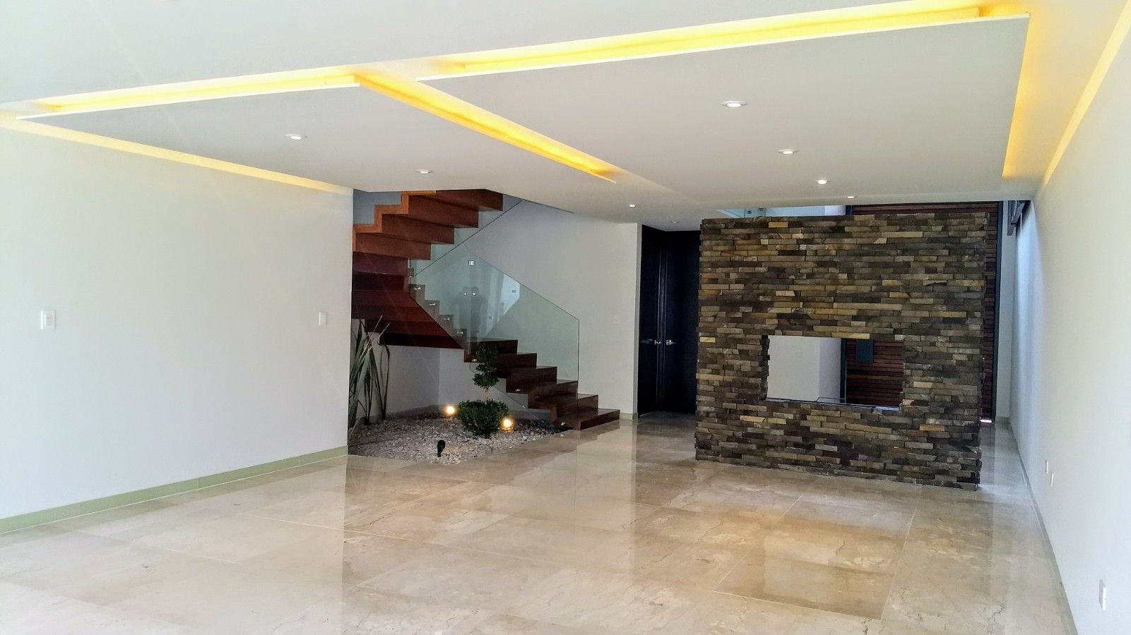 Residencia Vista Real 62, Herrera Arquitectos H&H Herrera Arquitectos H&H Minimalist corridor, hallway & stairs