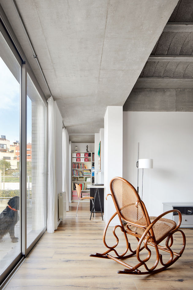 Casa sobre un muro, miliunarquitectura miliunarquitectura Ingresso, Corridoio & Scale in stile moderno Cemento