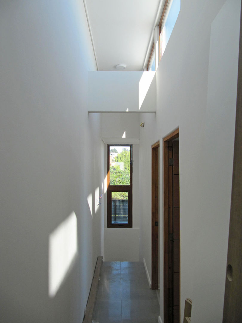 Casa Lomas De Montemar, Lau Arquitectos Lau Arquitectos Modern Corridor, Hallway and Staircase