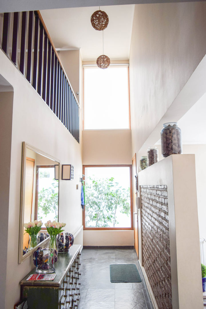 Remodelación de Casa Islas Fidji por Arqbau, Arqbau Ltda. Arqbau Ltda. Mediterranean style corridor, hallway and stairs