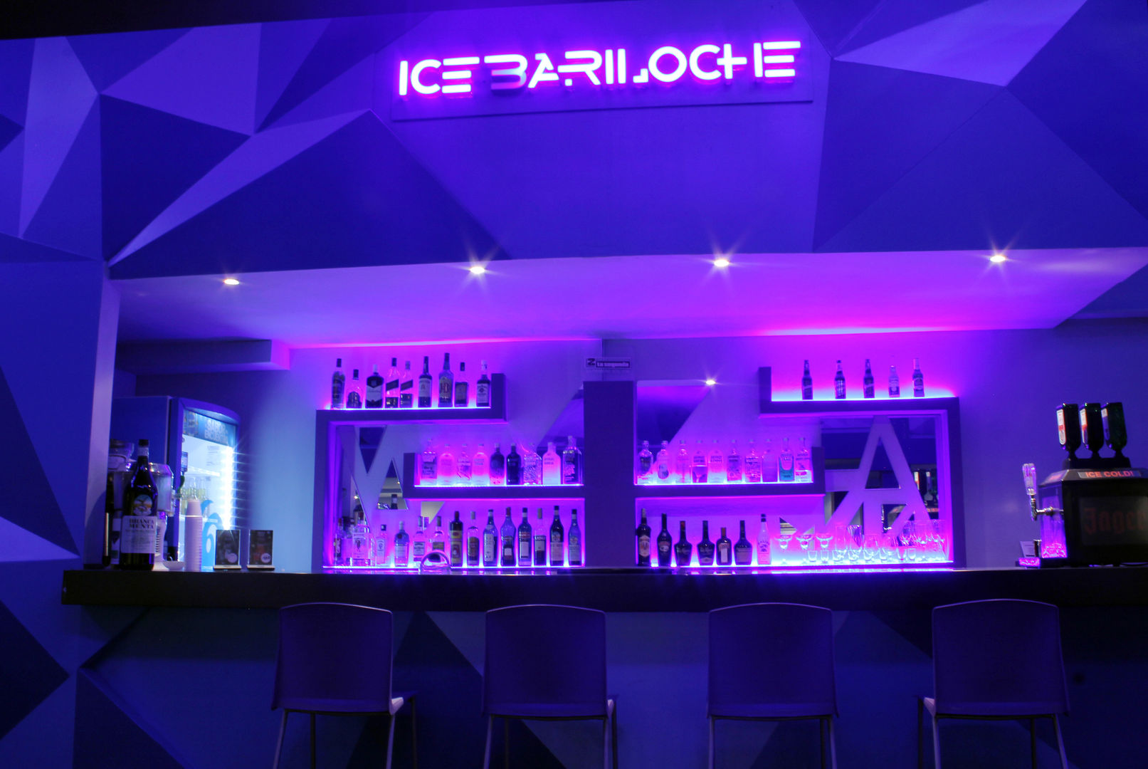 ICE Bariloche - Resto Bar, Triad Group Triad Group Комерційні приміщення Метал Бари та клуби