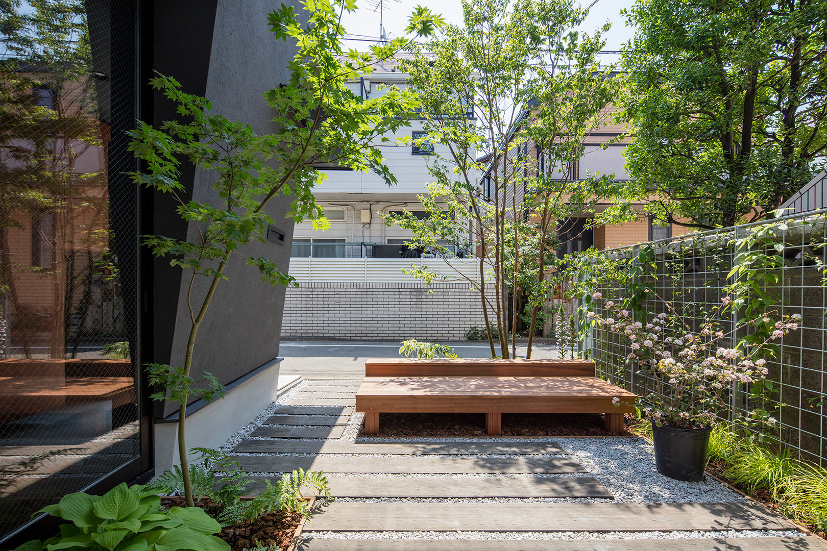 府中の家, 前田篤伸建築都市設計事務所 前田篤伸建築都市設計事務所 Modern style gardens