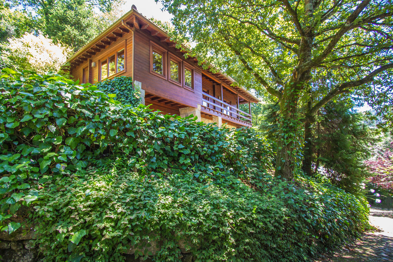 Casa unifamiliar pré-fabricada 108m² em Valdozende, RUSTICASA RUSTICASA Chalés e casas de madeira Madeira maciça Multi colorido